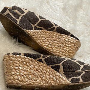 CL by Laundry Date Night Brown Giraffe slip on Espadrille Peep toe Wedges 10